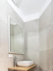 ティラナにある2BR at Artist's Palace - Skanderbeg Square Viewsの洗面台と鏡のあるバスルーム