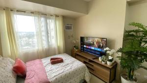 Μια τηλεόραση ή/και κέντρο ψυχαγωγίας στο B4B Staycation Avida aspira tower 2