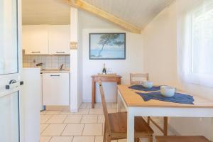 Kuchyň nebo kuchyňský kout v ubytování Villetta Azzurra by ElbaSummer + 22 fotografií