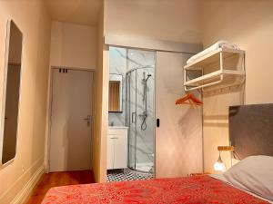 a bedroom with a shower and a bed in a room at Casa da Maria Reguila in Porto