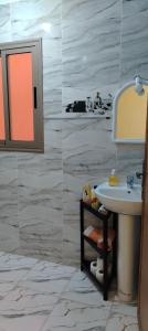 ein Badezimmer mit Waschbecken und Spiegel in der Unterkunft Dar Fatima in Aït Ali