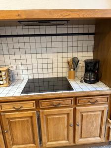 un bancone della cucina con una macchina per il caffè sul fornello di Namasté 1 a Étain