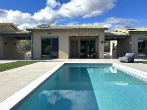 Olive Grove Villas Galaxidi في غالاكسيدي: حمام سباحة أمام منزل +8 صور