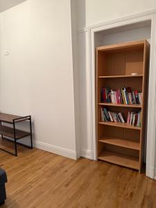 una mensola piena di libri in una stanza di Namasté 1 a Étain