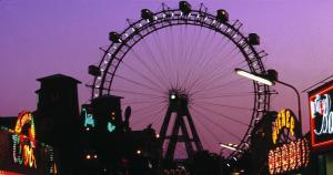 une roue ferris dans une ville la nuit dans l'établissement Apartments-in-vienna, à Vienne 2 autres photos