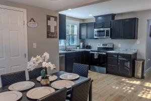 Η κουζίνα ή μικρή κουζίνα στο Beautiful Home Centrally Located