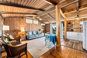 un soggiorno con un divano e un tavolo di Beach Front Escape with Private Deck & Beach Access, Pet Friendly a Manasota Beach