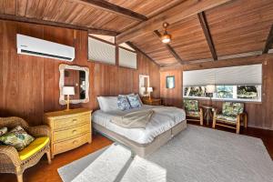 una camera da letto con un letto, un tavolo e una sedia di Beach Front Escape with Private Deck & Beach Access, Pet Friendly a Manasota Beach Altre 57 foto