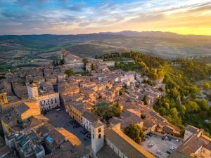 uma vista aérea de uma cidade nas colinas em Grazioso Appartamento in Centro con Vista em Todi