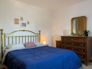 um quarto com uma cama, uma cômoda e um espelho em Grazioso Appartamento in Centro con Vista em Todi mais 42 fotografias