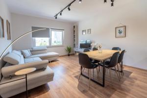 ティラナにある2BR at Artist's Palace - Skanderbeg Square Viewsのテーブルとソファのあるリビングルーム +45枚の写真