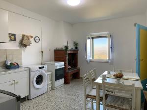 Η κουζίνα ή μικρή κουζίνα στο Grazioso Appartamento in Centro con Vista