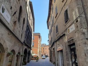 um beco entre dois edifícios numa cidade em Grazioso Appartamento in Centro con Vista em Todi