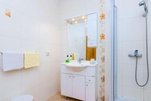 Ένα μπάνιο στο Villa Oasis Cypress +27 φωτογραφίες