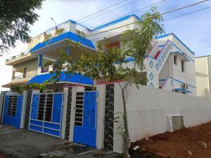 een huis geschilderd in blauw en wit bij ss Lodge & cottage in Allinagaram +2 foto's
