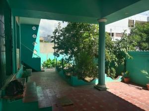 uitzicht van de buitenkant van een gebouw bij ss Lodge & cottage in Allinagaram