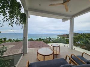 un patio avec vue sur l'océan dans l'établissement v15 Ocean Serenity Residence, à Ko Pha Ngan