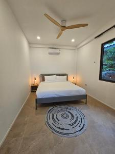 une chambre avec un lit avec un ventilateur de plafond dans l'établissement v15 Ocean Serenity Residence, à Ko Pha Ngan 14 autres photos