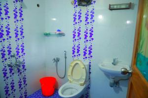 une salle de bains avec toilettes et lavabo dans l'établissement Home Near Sabarimala, à Rānī