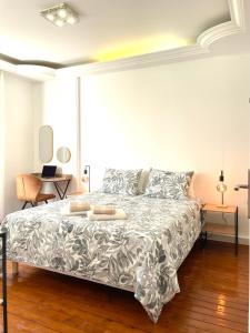 ein Schlafzimmer mit einem großen Bett und einem Schreibtisch in der Unterkunft Maison Villa Foch in Meaux