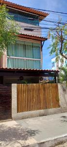 una staccionata di legno davanti a una casa di Triplex Beach Selma a Porto De Galinhas