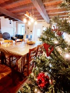 Un comedor con una mesa y un árbol de navidad. en Maison au calme avec vue sur montagne, en Ornolac-Ussat-les-Bains