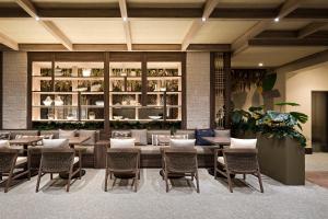 ein Restaurant mit Tischen und Stühlen in einem Raum in der Unterkunft Hotel Indigo Playa del Carmen by IHG in Playa del Carmen