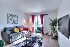 Χώρος καθιστικού στο Comfy 2BR Pierrefonds Apt with included parking +28 φωτογραφίες