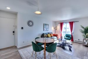 Χώρος καθιστικού στο Comfy 2BR Pierrefonds Apt with included parking