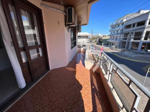 Apto 101 Edifício Manoel Teixeira في أرويو دو سيلفا: بلكونة مبنى مع باب خشبي