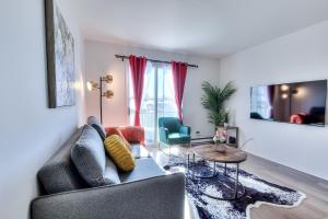 Μια τηλεόραση ή/και κέντρο ψυχαγωγίας στο Comfy 2BR Pierrefonds Apt with included parking
