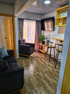 Casa Aluna في Ríoverde: غرفة معيشة بها أريكة وطاولة