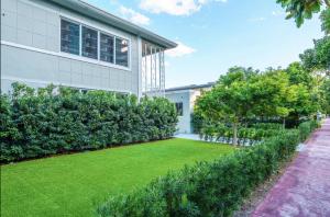 een huis met een gazon voor een gebouw bij Boutique Apartments Flamingo in Miami Beach