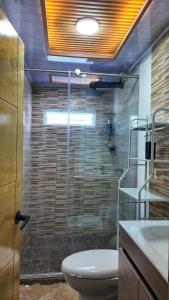 Casa Aluna في Ríoverde: حمام مع دش ومرحاض ومغسلة