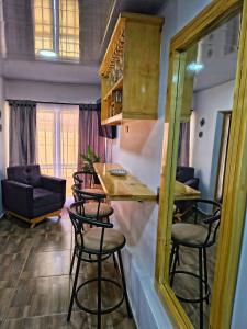 Casa Aluna في Ríoverde: بار في غرفة مع كراسي وكاونتر