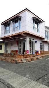 Casa Aluna في Ríoverde: مبنى ابيض بنوافذ منعدمة على شارع