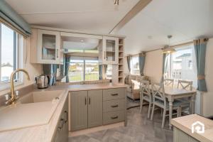 Køkken eller tekøkken på Vacant Nests Kingsbarns Seton sands