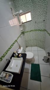 Casa de maria في بوا فيستا: حمام مع حوض ومرحاض +10 صور