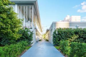 een loopbrug voor een gebouw bij Boutique Apartments Flamingo in Miami Beach