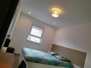 Postel nebo postele na pokoji v ubytování Joli appartement en RDC dans une maison neuve