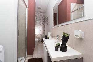 ein Badezimmer mit Waschbecken, Toilette und Dusche in der Unterkunft Segui le note della Tua vita in Cremona + 27 Fotos