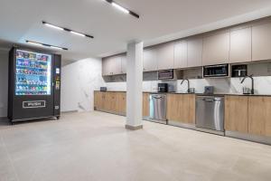 una grande cucina con elettrodomestici in acciaio inossidabile in un edificio di Experiencia Habitación Burbuja con Jacuzzi Privado, Piscina y Vistas al Mar a Guía de Isora