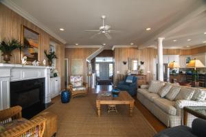 een woonkamer met een bank en een open haard bij Alvarez II in Edisto Island