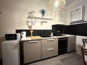Η κουζίνα ή μικρή κουζίνα στο Agréable appartement à Bormes Village