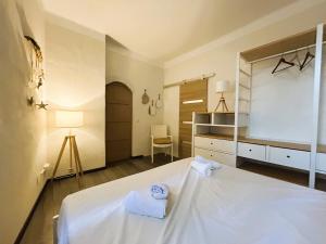 Ένα ή περισσότερα κρεβάτια σε δωμάτιο στο Agréable appartement à Bormes Village