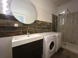 Ένα μπάνιο στο Agréable appartement à Bormes Village +4 φωτογραφίες