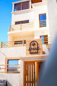 ein Gebäude mit einem Amazon-Schild davor in der Unterkunft Aman surf paddle yoga in Imsouane