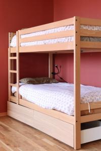 een stapelbed in een slaapkamer met een stapelbed bij A la belle étoile - Auberge in Mellionnec +3 foto's