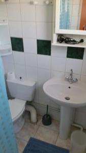 Ένα μπάνιο στο Bungalow confortable près de Valeille, 43 m² avec jardin