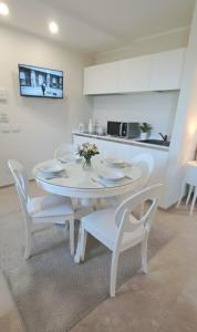 a white table and chairs in a kitchen at I Rioni di Perugia in Perugia